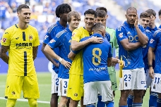 Un gris Villarreal sigue sin arrancar ante Genova y Oviedo en el triangular del Tartiere