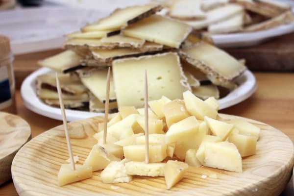 Montanejos inaugura su feria del Queso Artesano y espera recibir 8.000 visitantes
