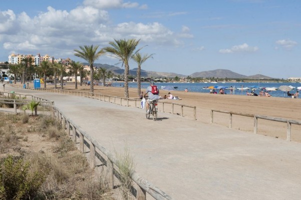 Abren al baño las playas de La Gola y Playa Paraíso en La Manga