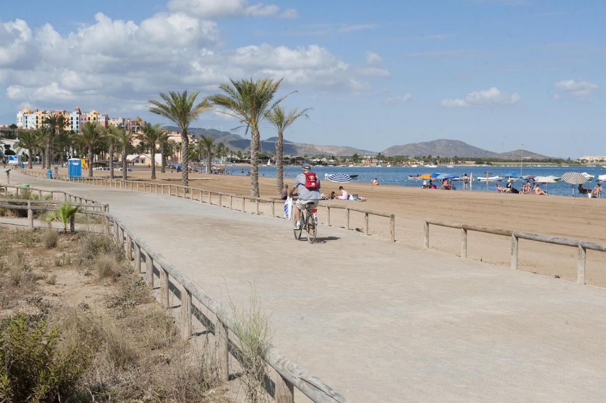 Abren al baño las playas de La Gola y Playa Paraíso en La Manga
