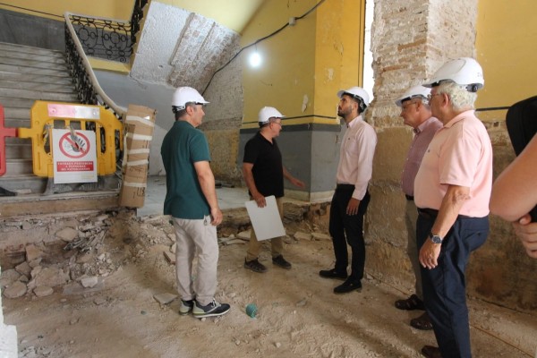Descubren un tramo de la muralla medieval durante las obras del Palacio Almodóvar en Murcia: con torreón y foso incluido