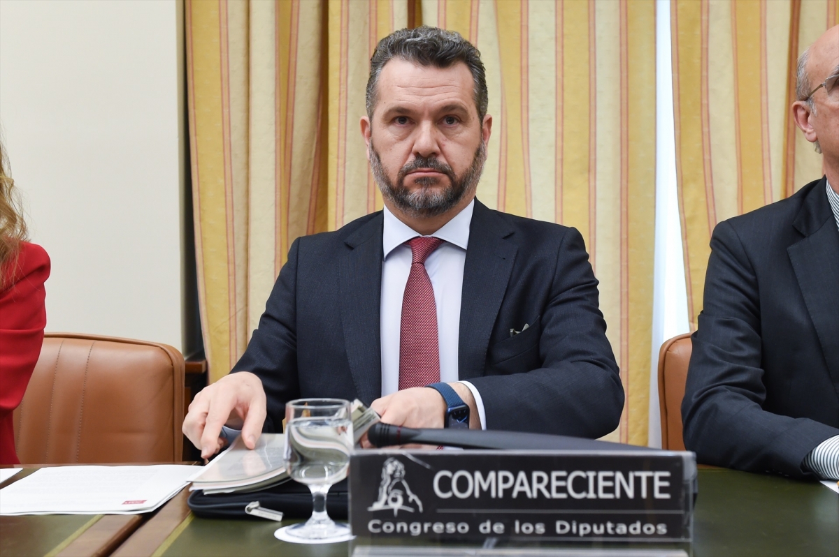 Escribano ficha al despacho de Sebastián Albella (expresidente CNMV) para la venta a Indra