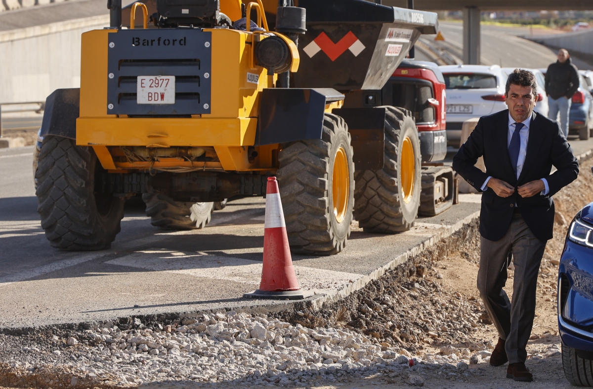 El 'president' de la Generalitat, Carlos Mazón, durante su visita a las obras de recuperación del puente de la CV-403. - Foto: ROBER SOLSONA/EP