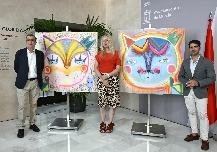 La artista Katarzyna Rogowicz dona dos cuadros de 'mininos' a la colección municipal del Ayuntamiento de Murcia