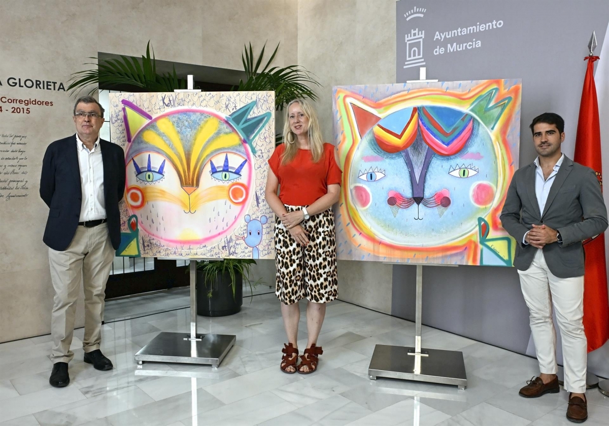 La artista Katarzyna Rogowicz dona dos cuadros de 'mininos' a la colección municipal del Ayuntamiento de Murcia