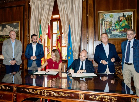El Ayuntamiento y Ascer acuerdan impulsar la promoción cerámica en Castelló y sus usos urbanos