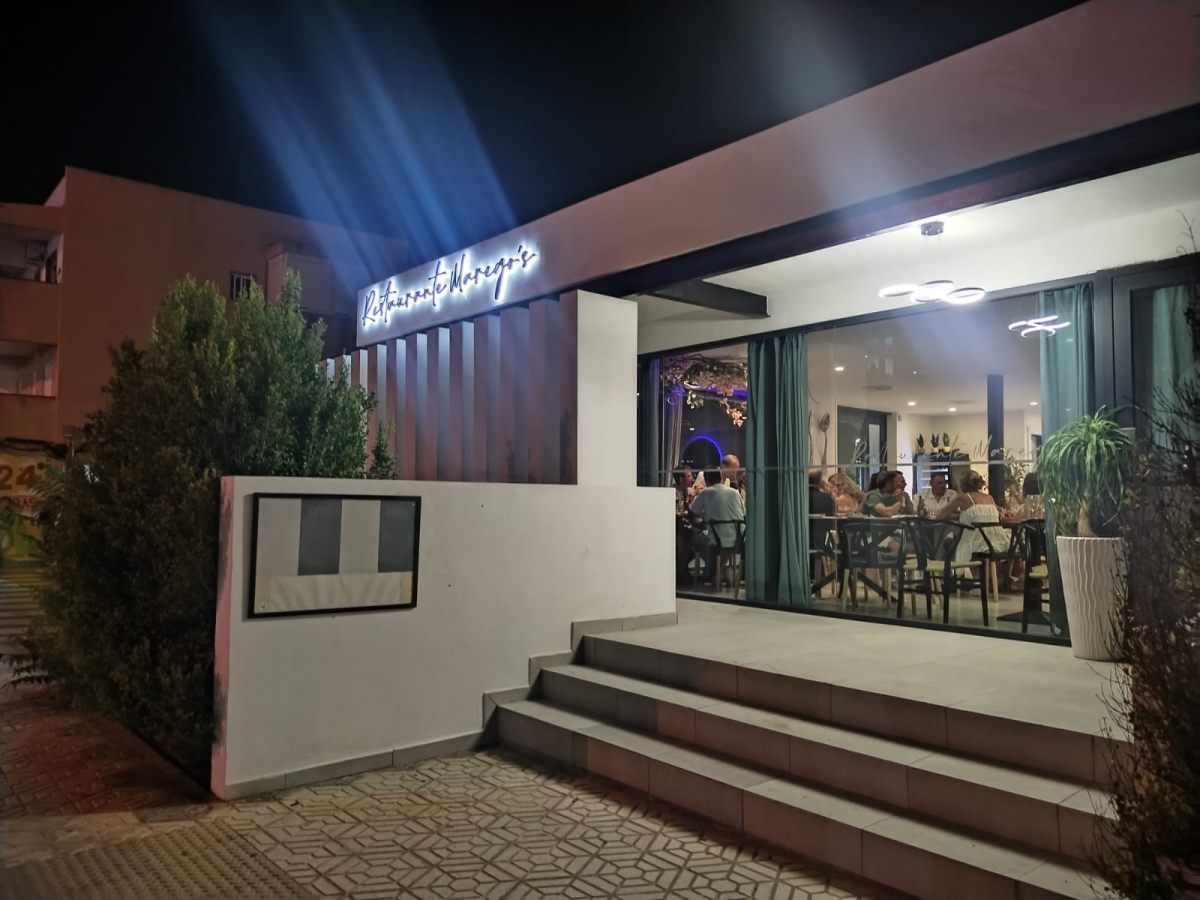 Un restaurante de diseño ocupa la antigua oficina de la CAM en La Manga tras años desocupada