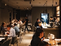 Serralunga: cuando el vino a copas se convierte en epicentro de la oferta