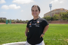 Elena y su vida a 124 centímetros de altura