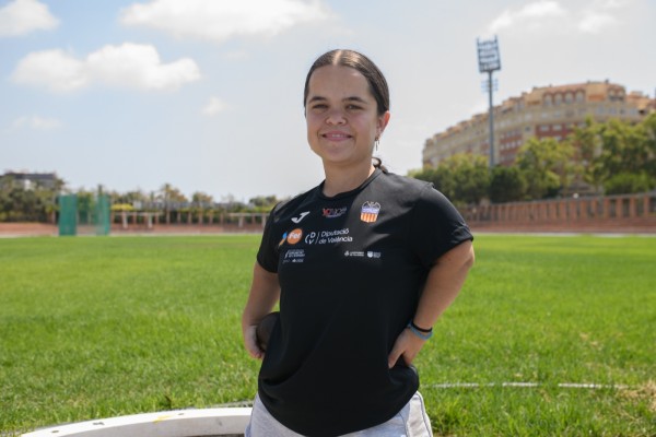 Elena y su vida a 124 centímetros de altura