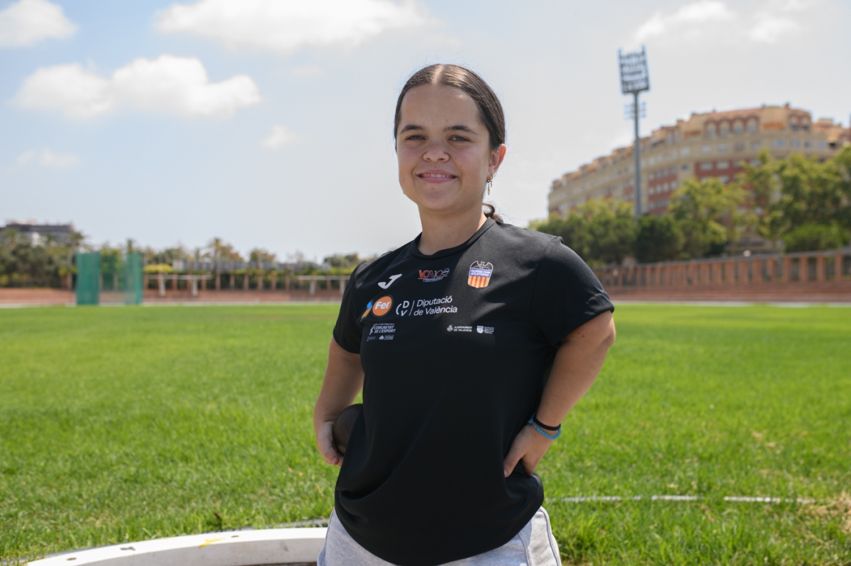 Elena y su vida a 124 centímetros de altura