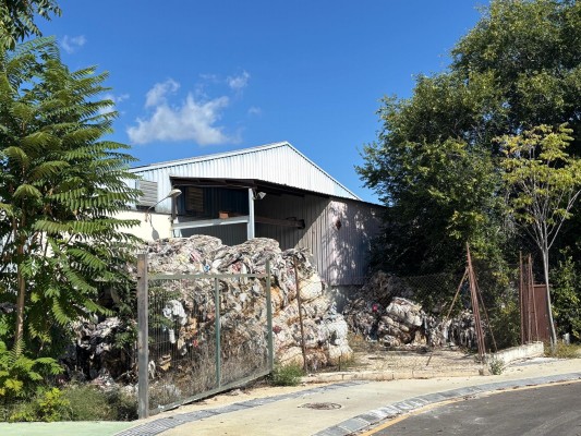 La antigua nave de la empresa textil alcoyana Antonio Jorge Guillem SL sale a subasta por valor de 932.000 euros