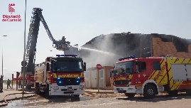 Un incendio industrial calcina dos empresas de un polígono de Vinaròs y daña otras dos