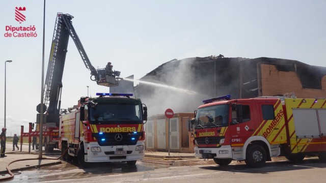 Un incendio industrial calcina dos empresas de un polígono de Vinaròs y daña otras dos