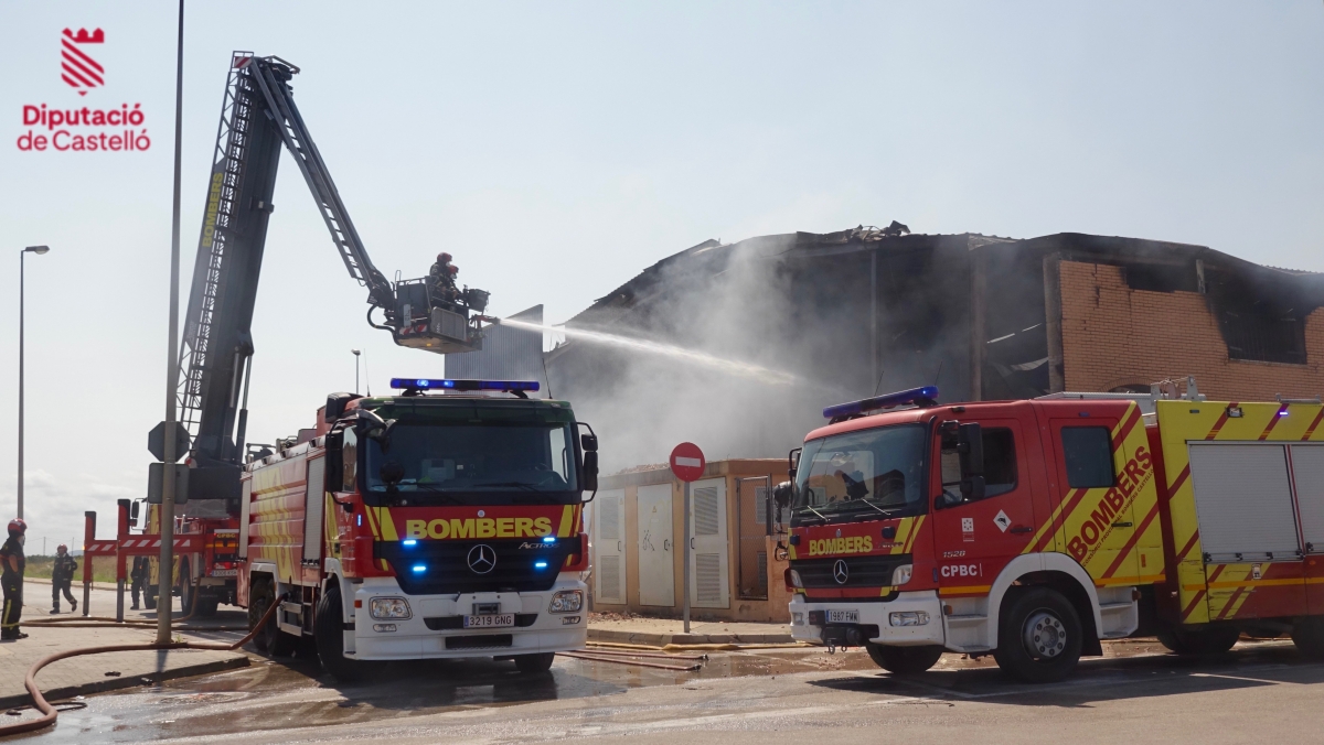 Un incendio industrial calcina dos empresas de un polígono de Vinaròs y daña otras dos