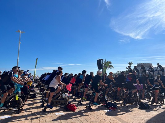Más de 200 personas pedalean en Peñíscola por la investigación del
cáncer infantil