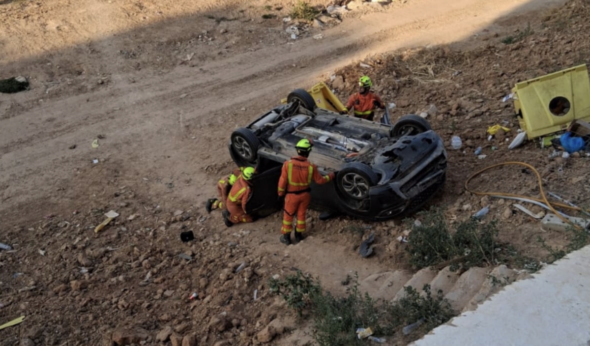 Tres heridos al caer y volcar su coche en el barranco de Paiporta