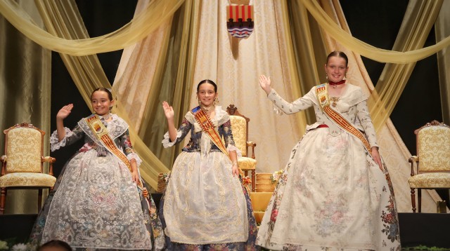 Los ondenses proclaman a María Belloso Espinosa como reina infantil de la Fira 2024