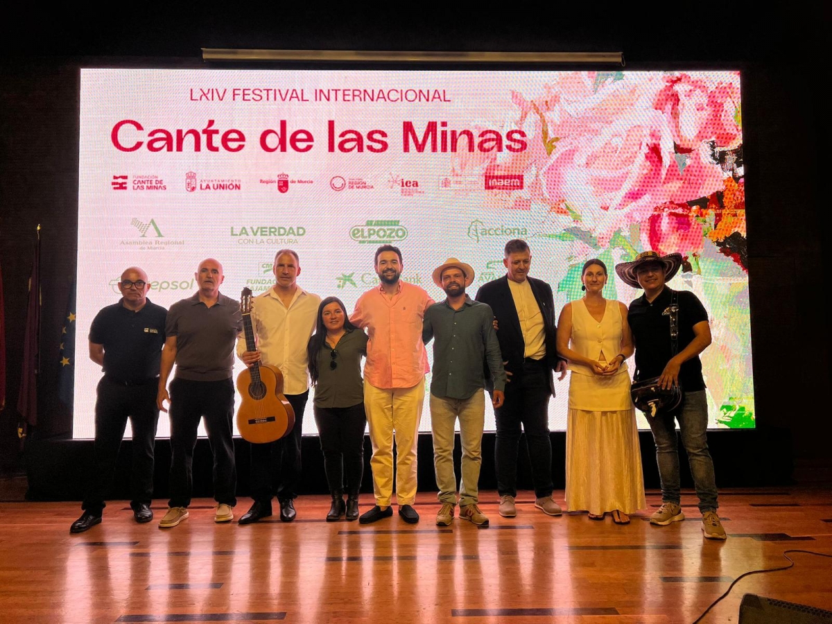 Colombia y La Unión conectan su trovo entre versos y guitarras en el Cante de las Minas