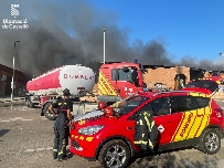 Extinguido el incendio industrial de Vinaròs tras arrasar dos fábricas y afectar a otras dos