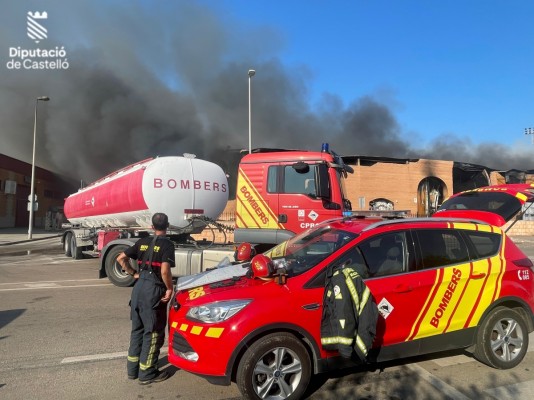 Extinguido el incendio industrial de Vinaròs tras arrasar dos fábricas y afectar a otras dos
