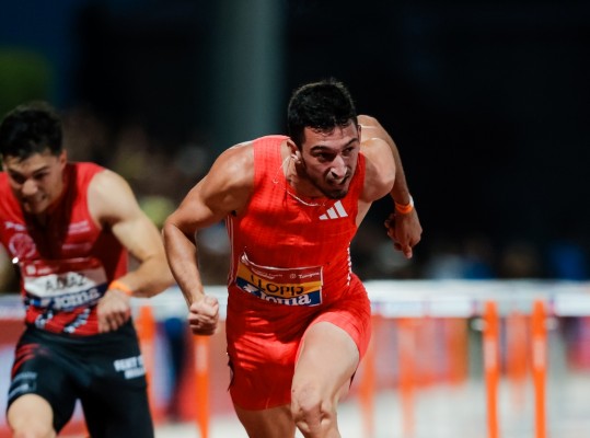 Llopis baja por primera vez de los 13 segundos pero el viento le arrebata el récord de España