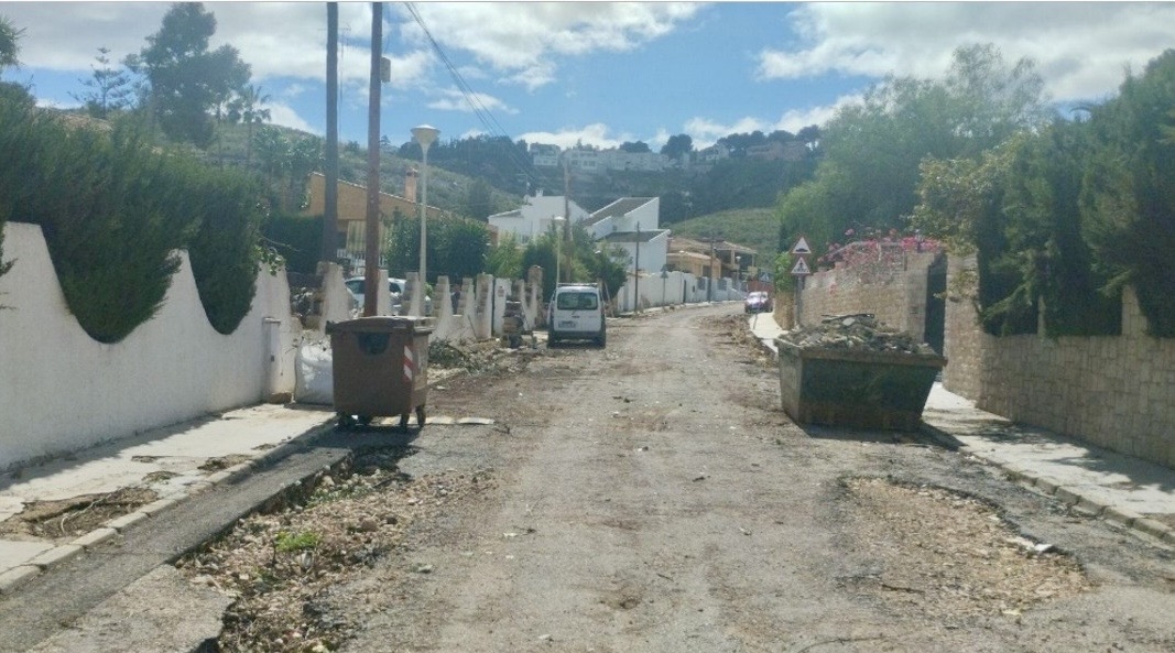 Chiva inicia las obras de asfaltado en urbanizaciones para reparar los daños provocados por la Dana