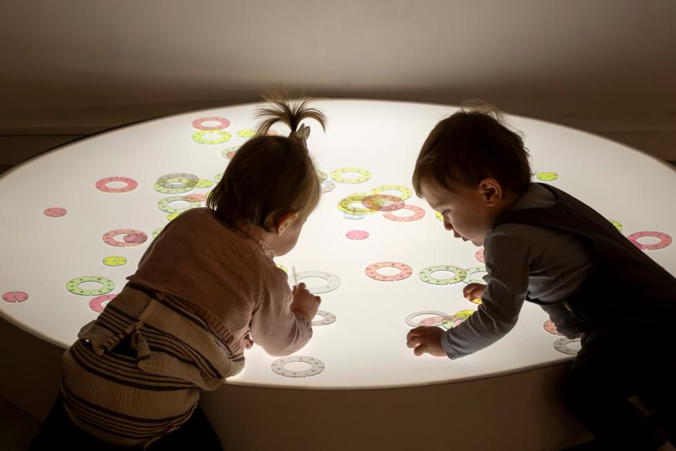 El IVAM invita a las familias con bebés a experimentar con su 'fábrica' de juguetes