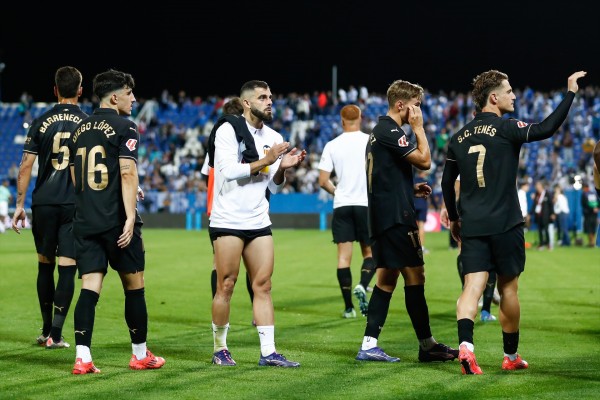 La plantilla aguanta el 'chaparrón' de los valencianistas en Butarque