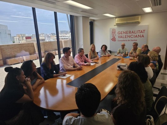 Sanidad pacta mejorar las condiciones de los profesionales laborales subrogados de Manises