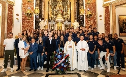 El Levante UD realiza la ofrenda floral a la Virgen de los Desamparados