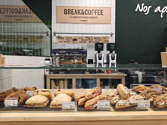 Musgrave innova en sus tiendas: abre su primera cafetería en un supermercado Dialprix de Alicante