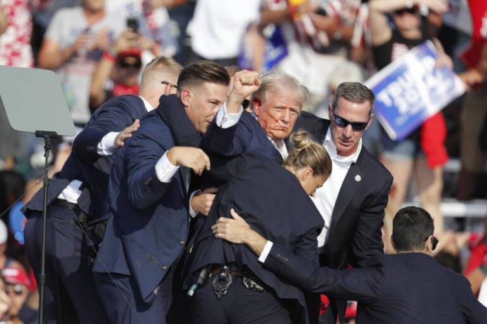 Trump con el puño en alto tras el atentado fallido. Foto: EFE/EPA/DAVID MAXWELL - 