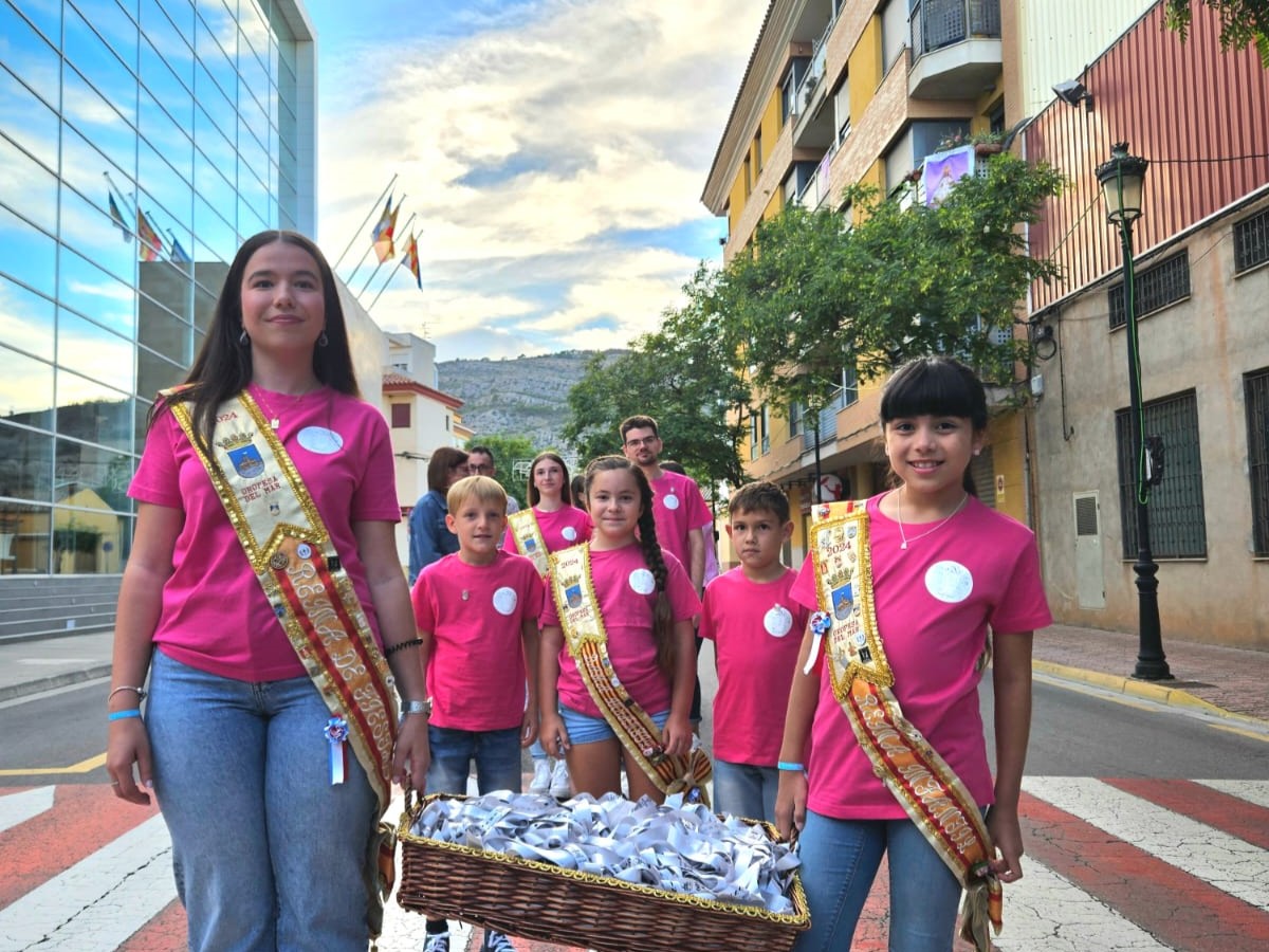 Oropesa del Mar bendice y reparte las tradicionales cintas conmemorativas de sus fiestas patronales