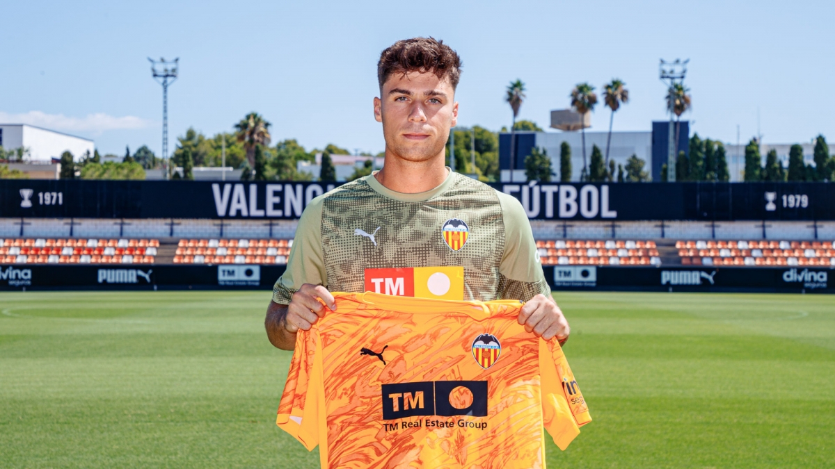 Vicent Abril renueva con el Valencia CF hasta 2028