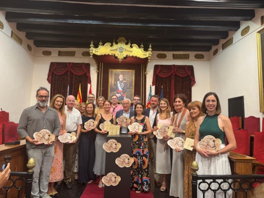 El Ayuntamiento presenta el abanico y el facsímil del Misteri d’Elx 2025