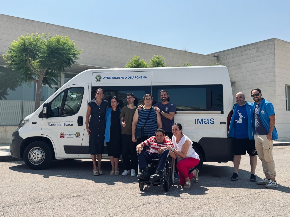 El Centro de Día Llano del Barco incorpora una furgoneta adaptada para el traslado de sus pacientes