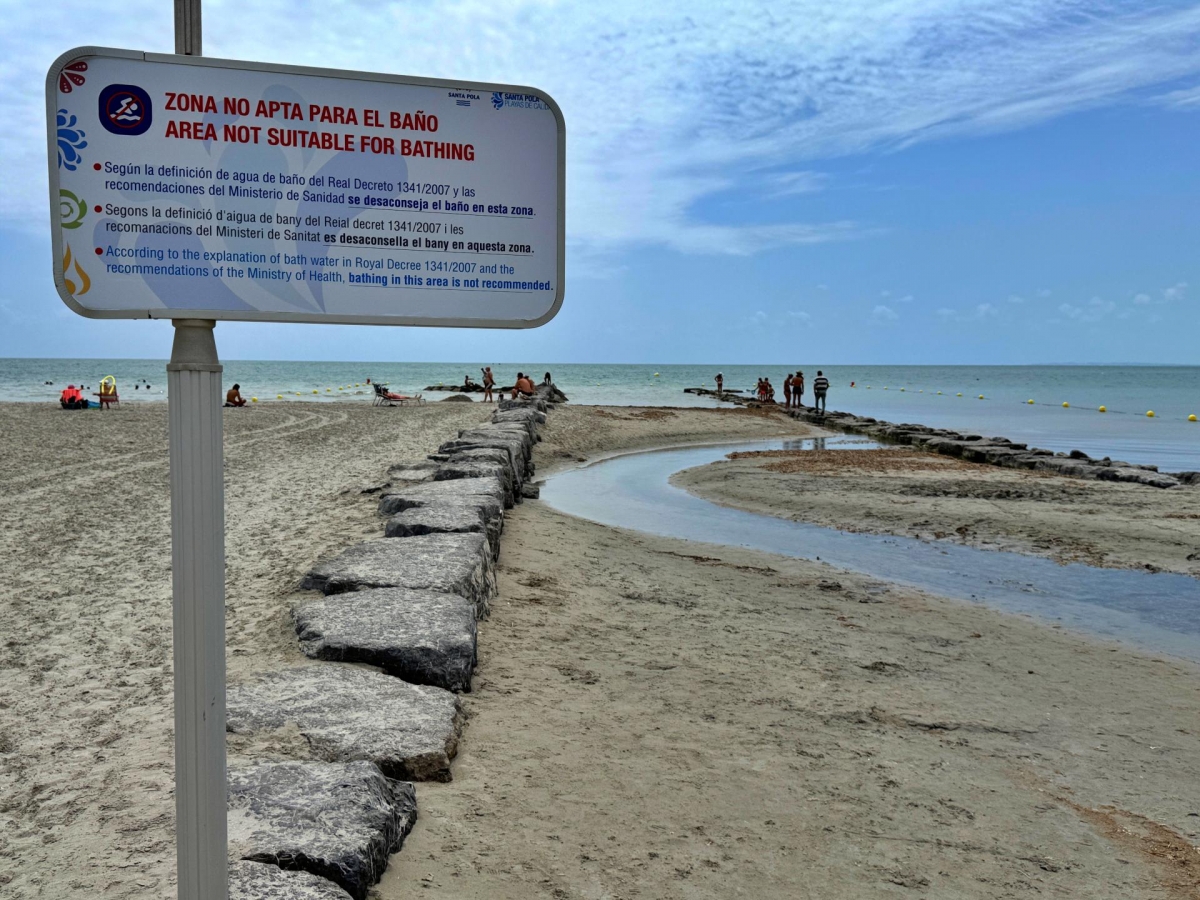 Santa Pola baliza dos canales en Gran Playa y Playa Lisa en los que se desaconseja el baño por precaución
