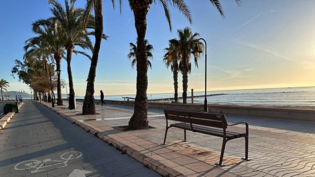 Benicàssim renueva 157 bancos del paseo sur con materiales reciclados y apuesta por la sostenibilidad
