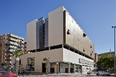 Alicante activa un nuevo Centro Comunitario en el edificio de la Plaza de América; el PSOE lo atribuye a un recorte del Consell