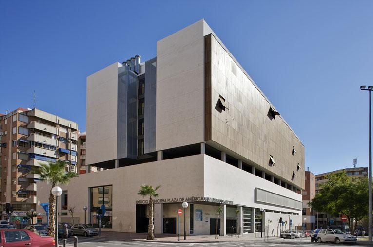 Alicante activa un nuevo Centro Comunitario en el edificio de la Plaza de América; el PSOE lo atribuye a un recorte del Consell