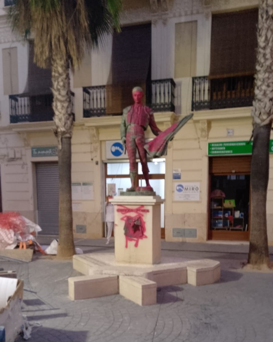 El Ayuntamiento de Chiva condena el acto vandálico contra la escultura de Enrique Ponce