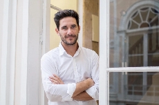 Javier Sataolalla: "La ciencia se puede contar con un soneto y se puede entender desde el amor"