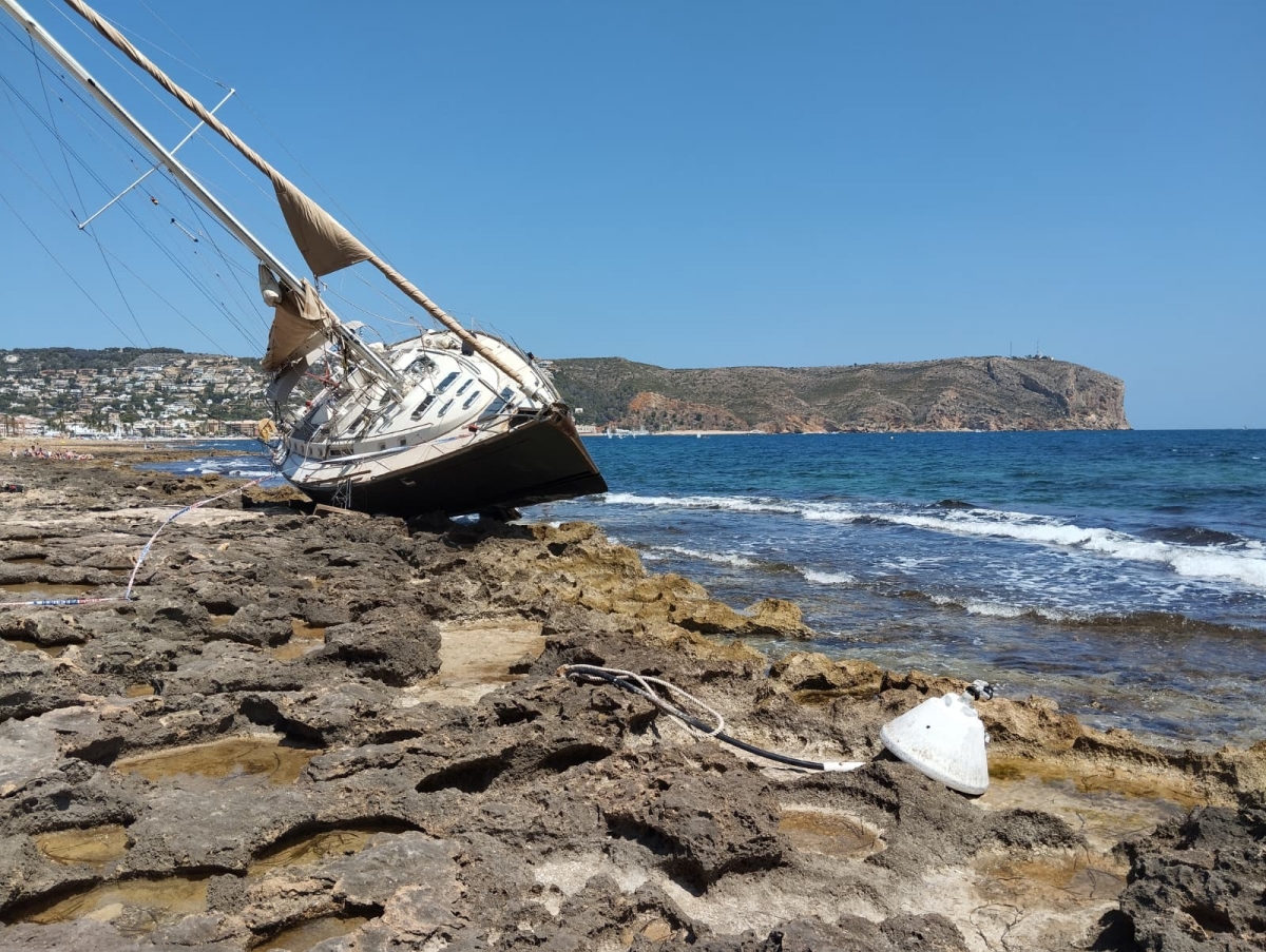 El velero encallado en el Primer Muntanyar de Xàbia fue adquirido en una subasta judicial en Cartagena