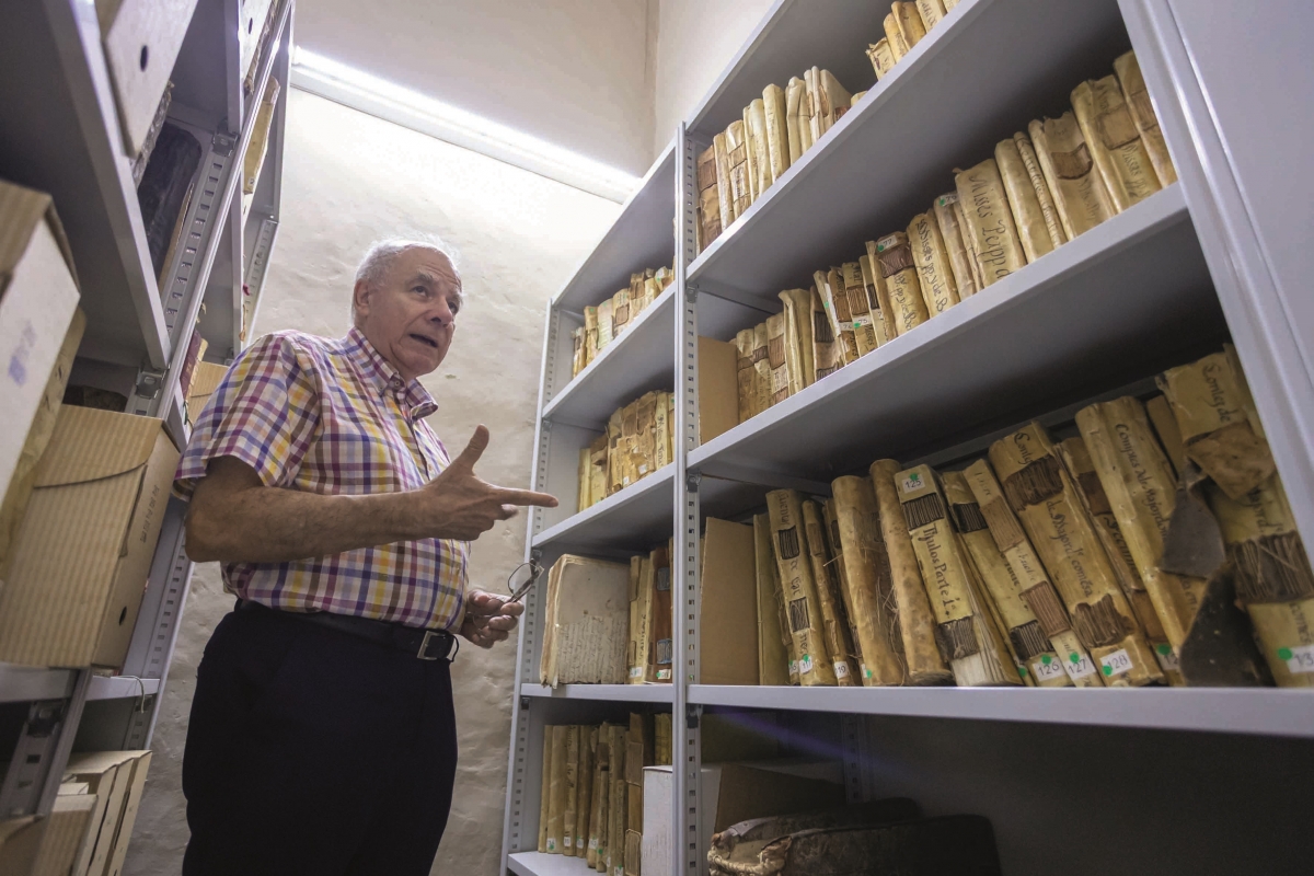 Joan Castaño en el archivo de la basílica