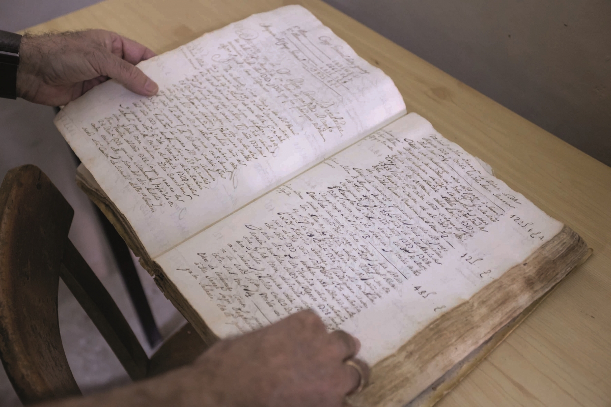 Libro de fábrica con salarios del Misteri del siglo XVIII