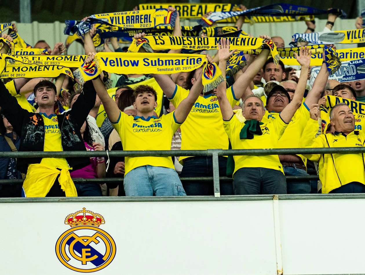 La afición 'grogueta' anima a su equipo en la última visita del Villarreal al Bernabéu. VILLARREAL CF - 