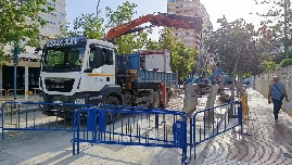 La avenida de Bruselas de Alicante intenta recuperar la normalidad tras el reventón de una tubería: la circulación volverá en 72 horas 