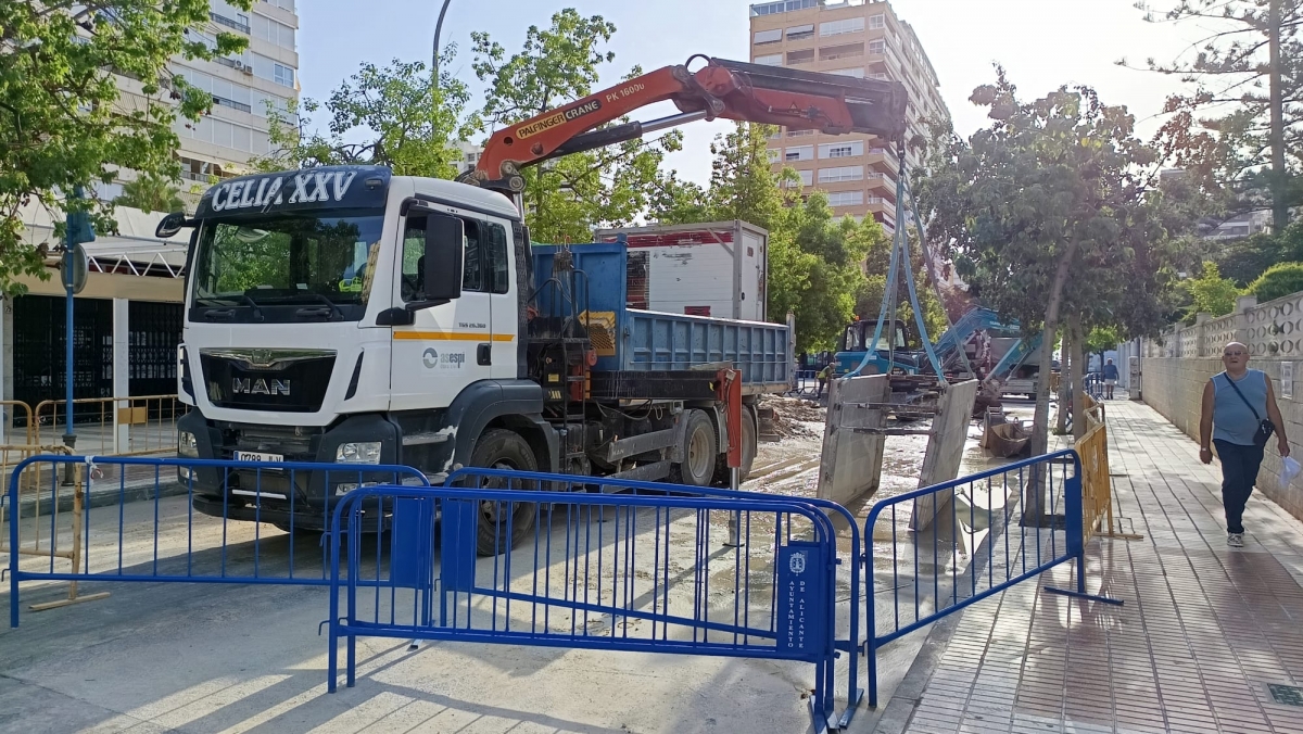 La avenida de Bruselas de Alicante intenta recuperar a la normalidad tras el reventón de una tubería: la circulación volverá en 72 horas 