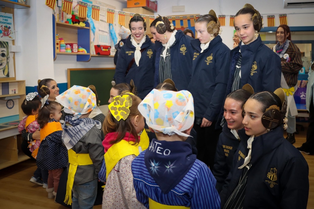 Falleras visitan un colegio en Torrent. - Foto: AYUNTAMIENTO DE TORRENT